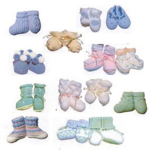 Puede incluir: Una colección de varios botines de bebé tejidos en diferentes colores y estilos. Los botines incluyen azul, rosa, blanco y verde, algunos con pompones, lazos y diseños estampados. Estos zapatos de bebé hechos a mano son perfectos para recién nacidos.