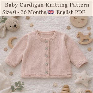 Könnte beinhalten: Eine hellrosa Baby-Strickjacke mit langen Ärmeln, Rundhalsausschnitt und fünf passenden Knöpfen auf der Vorderseite. Der Text oben lautet: Baby Cardigan Knitting Pattern Size 0 - 36 Months, English PDF. Das Kleidungsstück hat eine Strickstruktur.