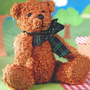 以下が含まれることがあります： 黒い鼻と緑と青のチェック柄の蝶ネクタイが付いた茶色のテディベア。クマは赤と白のチェック柄の表面に座っており、背景にはピクニックのシーンがあります。