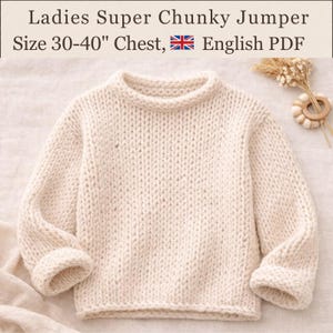 K&ouml;nnte beinhalten: Ein cremefarbener, grob gestrickter Pullover mit langen &Auml;rmeln und Rundhalsausschnitt. Der Text oben lautet: Ladies Super Chunky Jumper, Size 30-40" Chest, English PDF. Ein kleines dekoratives B&uuml;ndel getrockneter Blumen liegt rechts daneben.