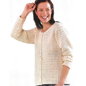 Puede incluir: Rebeca de crochet color crema con mangas largas y cierre de botones en la parte delantera. El diseño de tejido abierto crea un aspecto texturizado. La rebeca es de color neutro, adecuada para combinar.