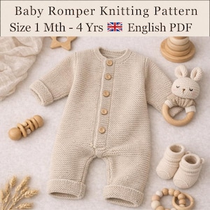 Może przedstawiać: Beżowy, dzianinowy pajacyk niemowlęcy z długimi rękawami i zapięciem na guziki z przodu. Tekst na górze brzmi: Baby Romper Knitting Pattern Size 1 Mth - 4 Yrs English PDF. Pajacyk otoczony jest drewnianymi zabawkami i dzianinowymi bucikami.