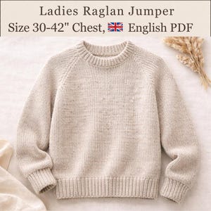 Pode incluir: Uma camisola raglan de malha bege com gola redonda e punhos e bainha canelados. O texto diz: Ladies Raglan Jumper, Size 30-42" Chest, English PDF. A camisola apresenta um padrão de malha texturizado e mangas compridas.