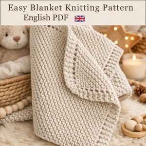 Puede incluir: Un documento digital titulado Easy Blanket Knitting Pattern English PDF que muestra una manta tejida de color beige con un patrón de puntos texturizado y un borde decorativo, junto a un peluche y detalles de madera.