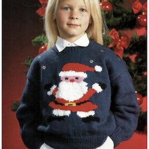 Könnte beinhalten: Ein marineblauer Strickpullover mit einem Weihnachtsmann-Design. Der Weihnachtsmann hat einen roten Hut und Anzug, einen weißen Bart und schwarze Stiefel. Der Pullover hat einen weißen Kragen und kleine goldene Verzierungen.