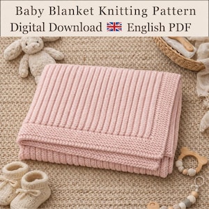Könnte beinhalten: Eine gefaltete, hellrosa gestrickte Babydecke mit Rippenstruktur und kraus rechts gestricktem Rand. Der Text Baby Blanket Knitting Pattern Digital Download English PDF ist oben zu sehen, zusammen mit einem Stofftier und Babyschuhen.