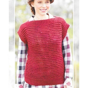 Könnte beinhalten: Eine rote Strickweste mit strukturiertem Muster. Das ärmellose Oberteil hat einen weiten Ausschnitt und einen gerippten Saum. Die Weste wird über einem karierten Hemd getragen. Der Gesamtstil ist lässig und bequem.