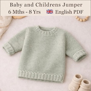 Op de afbeelding: Een licht saliegroene gebreide trui met lange mouwen, een geribbelde ronde hals, boorden en zoom. De tekst bovenaan luidt: Baby and Childrens Jumper 6 Mths - 8 Yrs English PDF. Het kledingstuk heeft een getextureerd ribbelsteek breipatroon.