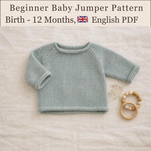 Puede incluir: Un suéter de bebé tejido en color azul claro con mangas largas, cuello redondo y puños enrollados. El texto dice: Beginner Baby Jumper Pattern Birth - 12 Months, English PDF. Un juguete de anillo de madera con cuentas claras y oscuras.