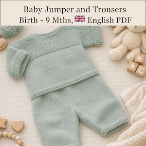 Puede incluir: Un conjunto de punto para bebé en color verde salvia que incluye un jersey y un pantalón con textura de punto bobo en las mangas y el dobladillo. El texto superior dice Baby Jumper and Trousers Birth - 9 Mths, English PDF. Incluye un peluche.