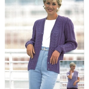 Puede incluir: Un cárdigan de punto morado con cuello en V y cierre de botones. El cárdigan presenta un patrón texturizado y se combina con pantalones azul claro. Una imagen más pequeña muestra un chaleco de punto a juego.