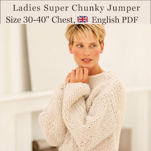 K&ouml;nnte beinhalten: Ein grob gestrickter Pullover in hellem Cremewei&szlig; mit langen &Auml;rmeln und Rundhalsausschnitt. Der Text oben lautet: Ladies Super Chunky Jumper, Size 30-40" Chest, English PDF. Das Kleidungsst&uuml;ck zeichnet sich durch ein dickes, strukturiertes Garn aus.