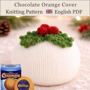 Può includere: Una copertura sferica lavorata a maglia bianca sormontata da foglie di agrifoglio verdi e bacche rosse all'uncinetto. Il testo in alto recita Chocolate Orange Cover Knitting Pattern English PDF. Una scatola di Terry's Chocolate Orange è visibile.