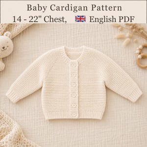 Può includere: Un cardigan per neonati color crema con un motivo a maglia testurizzato, maniche lunghe e chiusura frontale con bottoni. Il testo in alto recita: Baby Cardigan Pattern, 14 - 22" Chest, English PDF. Il capo presenta uno scollo rotondo e polsini a coste.