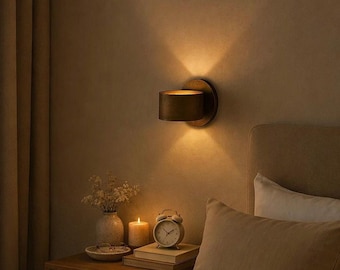 Aplique de parede artesanal em latão envelhecido, iluminação ambiente moderna e minimalista.