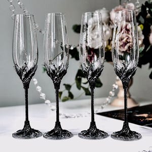 Black Crystal Gothic Hochzeit Sektkelche: Gravierte Braut und Bräutigam Gläser