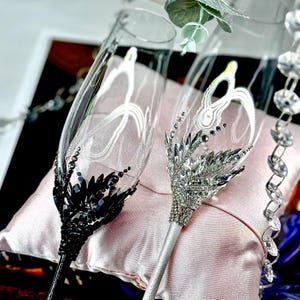Black and White Bride and Groom Champagne Glasses - Customized Champagne Flutes - Wedding Toasting Flutes - Engraved Glasses - Wedding Gift