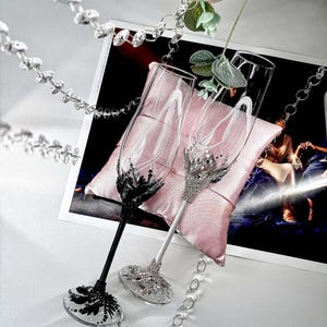 Personalized Bride and Groom Flutes - Black and White Mr and Mrs Flutes Crystal - His & Her Toasting Glasses - Jeweled Modern Flutes Wedding
