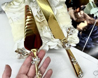 Juego de cortar pastel Gold Royal Baroque con mangos florales enjoyados, cuchillo de boda de lujo y servidor de recuerdo.