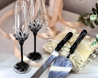 Gothic Wedding Gift, Black Cake Cutting Set and Flutes, Wedding Cake Server and Engraved Glasses, Personalized Gift for Goth Bride & Groom