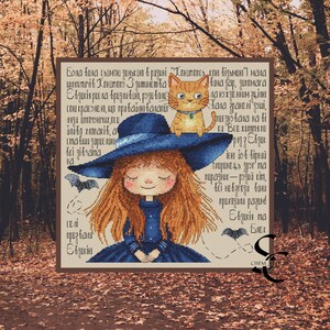 Puede incluir: Un patrón de punto de cruz con una niña joven con cabello largo y rojo que lleva un vestido azul y un sombrero de bruja azul. Está sentada con las manos juntas en su regazo. Un gato jengibre se sienta en el sombrero. El fondo es una tela beige con texto en escritura cirílica. El texto dice: "Була вона сьомою донькою в родині шляхтичів Хеномеля З дитинства Евдокія росла вродливата, рудою красунею, що приваблювала ляди оточуючих, перш за все хлопаків, а ставши дорослою, всі її гирмали на "Конотопською відьмен" мала вона дар, допомагала нужденним зцілювала зранені душі, поєднувала на віки "Все життя поряд з Свідком ією був вірний охоронець - рудий кіт, всі невзгоди вони проходили разом! Евдокія та Блек"