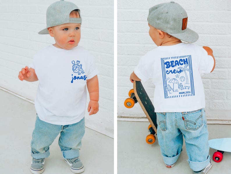Op de afbeelding: Een wit t-shirt met blauwe graphics en de naam "jonas" in blauw schrift. Het shirt heeft een strandthema-ontwerp op de voorkant en de woorden "Beach Crew Miami 2024" op de achterkant. Het kind draagt een blauwe spijkerbroek en een grijze baseballcap.