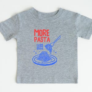 Funny Toddler Pasta Shirt: More Pasta Less Drama Italian Foodie Tee Bild 5