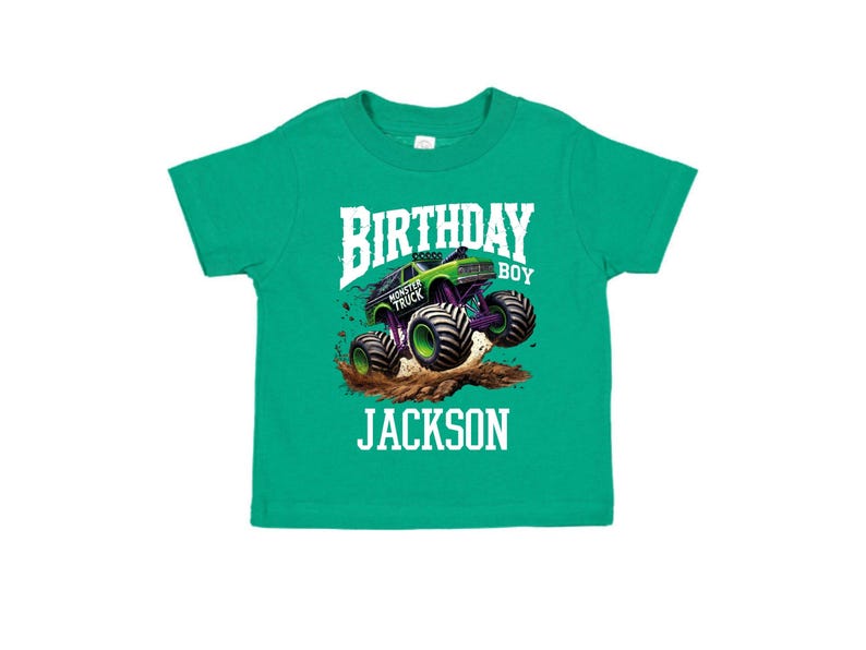 Pode incluir: Uma camiseta verde com um gr&aacute;fico de um monster truck e o texto "BIRTHDAY BOY JACKSON". O monster truck &eacute; verde e preto com rodas roxas, levantando terra.