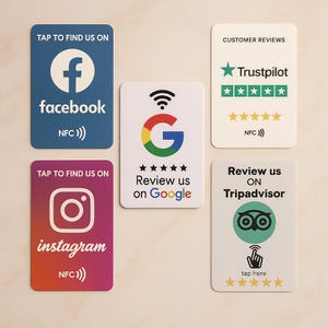 Puede incluir: Un conjunto de tarjetas rectangulares con logotipos de redes sociales y plataformas de reseñas. Las tarjetas presentan los logotipos de Facebook, Instagram, Google, Trustpilot y Tripadvisor, con texto como "Tap to find us on" y "Review us on".