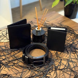 Set de regalo de piel de vacuno auténtica premium: billetera, cinturón y porta pasaporte. Piel de vacuno de primera calidad. Bloque RFID. Un regalo para él.