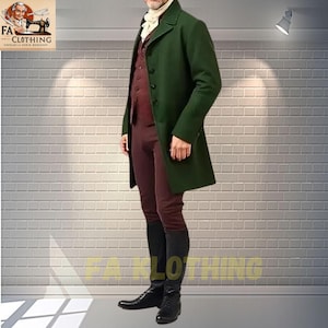 Puede incluir: Un abrigo largo verde oscuro, un chaleco y pantalones burdeos, y botas negras. El atuendo es de estilo histórico. La imagen incluye el texto "FA CLOTHING" y un logotipo con un sastre y una máquina de coser.