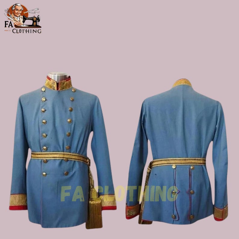 Peut inclure: Veste de style militaire bleu clair avec des boutons dor&eacute;s, une ceinture dor&eacute;e et beige, et des bordures rouges. La veste a des manches longues et un col montant. L'avant et l'arri&egrave;re de la veste sont affich&eacute;s. Le texte "FA CLOTHING" est visible.