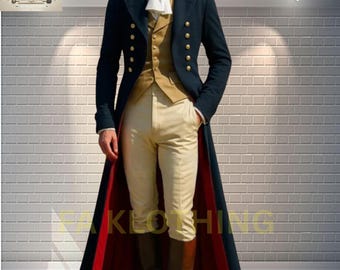 Può includere: Un cappotto lungo blu navy con bottoni dorati, un gilet beige e pantaloni color crema. Il cappotto ha una fodera rossa. L'outfit è completato da stivali marroni e una sciarpa bianca. Il logo FA-KLOTHING è in alto a sinistra.