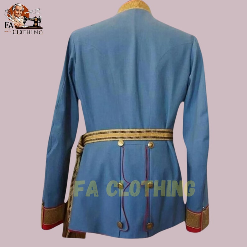 Peut inclure: Veste de style militaire bleu clair avec garniture dor&eacute;e sur le col, les poignets et la ceinture. La veste a des boutons dor&eacute;s et une ceinture d&eacute;corative. Le texte "FA CLOTHING" est imprim&eacute; sur la veste.