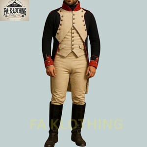 Könnte beinhalten: Ein historisches Kostüm, bestehend aus einer schwarzen Jacke mit roten Verzierungen, einer beigen Weste und einer passenden beigen Hose. Die Jacke hat goldene Knöpfe und das Outfit wird durch schwarze Stiefel vervollständigt. Das Logo "FA-KLOTHING" befindet sich oben links.