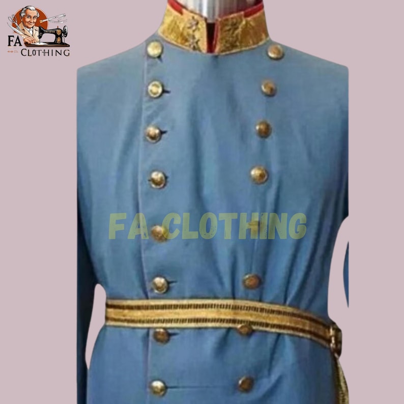 Peut inclure: Veste bleu clair de style militaire avec des boutons dor&eacute;s et un col et une ceinture brod&eacute;s d'or. La veste a un design crois&eacute; et le texte "FA CLOTHING" est visible &agrave; l'avant.