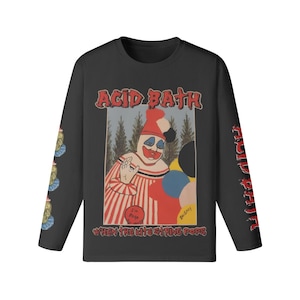 Pode incluir: Camiseta preta de manga comprida com um gráfico de palhaço em estilo vintage e o texto "ACID BATH" em vermelho. O palhaço está usando uma roupa listrada vermelha e branca. A manga tem o texto "ACID BATH" em vermelho.