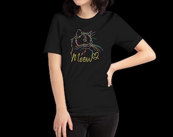 Puede incluir: Camiseta negra con un dibujo de línea de color de la cabeza de un gato y la palabra "Meow" con un corazón.