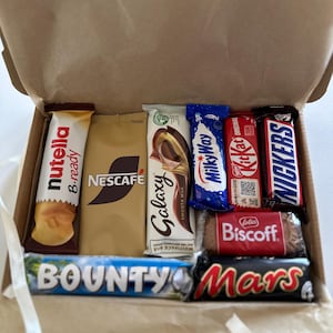 Geschenkschachtel | Geschenk mit Geburtstags- oder Anlasskarte | Geschenkkorb mit Galaxie, Nutella, Biscoff | Vatertag
