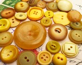 Butterscotch Yellow Vintage Button Collection - Butter Yellow Button Lot - Vintage Plastic Lucite Bakelite Casein Buttons - B160- 30 Buttons