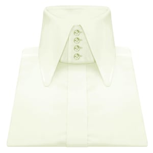 Puede incluir: Camisa color marfil con cuello alto y puntiagudo y cuatro pequeños botones decorativos. La camisa está cuidadosamente doblada, mostrando la tela crujiente y el diseño a medida. Un artículo de vestimenta formal clásico.