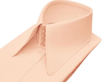 Camisa masculina laranja pêssego com gola alta estilo lança, quatro botões, carcela oculta, visual gangster dos anos 1920, bico arredondado, ideal para palco e festa.