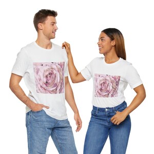 Softly Spoken: Uma carta de amor floral, camiseta gráfica, camiseta unissex macia, camisa estilo boho, presente para ela, roupa casual, moda verão