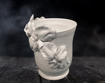 Skulpturale Vase 7"x5" | Blumen oder Pflanze | Keramik, handgefertigt | Weiße Glasur, silberner Akzent | Blumensträuße, Orchideen, Blattpflanzen, Innengarten