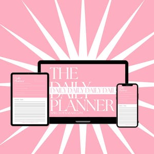 Può includere: Uno sfondo rosa e bianco con un laptop, un tablet e un telefono neri che mostrano un planner giornaliero. Il testo sullo schermo recita "The Daily Planner" e "apieceofsara.com".