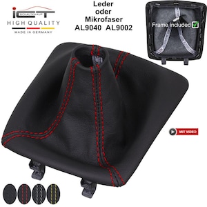 Puede incluir: Funda de palanca de cambios de cuero negro con costuras rojas. La funda tiene forma cuadrada con una abertura redonda en la parte superior. El texto "Leder oder Mikrofaser AL9040 AL9002" es visible en la imagen. El texto "Frame included ☑" también es visible en la imagen.