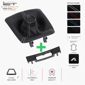 Può includere: Una cuffia per leva del cambio nera con cuciture bianche, accompagnata da un telaio di montaggio in plastica nera separato. L'immagine include etichette di testo per il colore delle cuciture, materiali, telaio incluso e qualità premium.