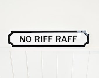 Cartello sul muro "No Riff Raff"
