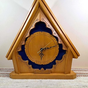 millésime des années 1970 | Horloge en bois de style clocher avec cadre en A