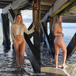 Puede incluir: Conjunto de bikini de crochet en color melocot&oacute;n claro. El conjunto incluye un top corto de manga larga y una braguita de estilo tanga. La imagen est&aacute; tomada al aire libre bajo un muelle de madera. El texto "@kyn.crochet" es visible.